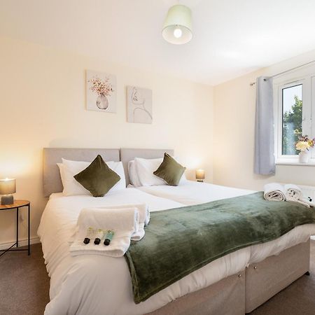 Spacious 4 Bedroom, Perfect For Contractors, Families, Private Parking Royal Wootton Bassett Eksteriør billede