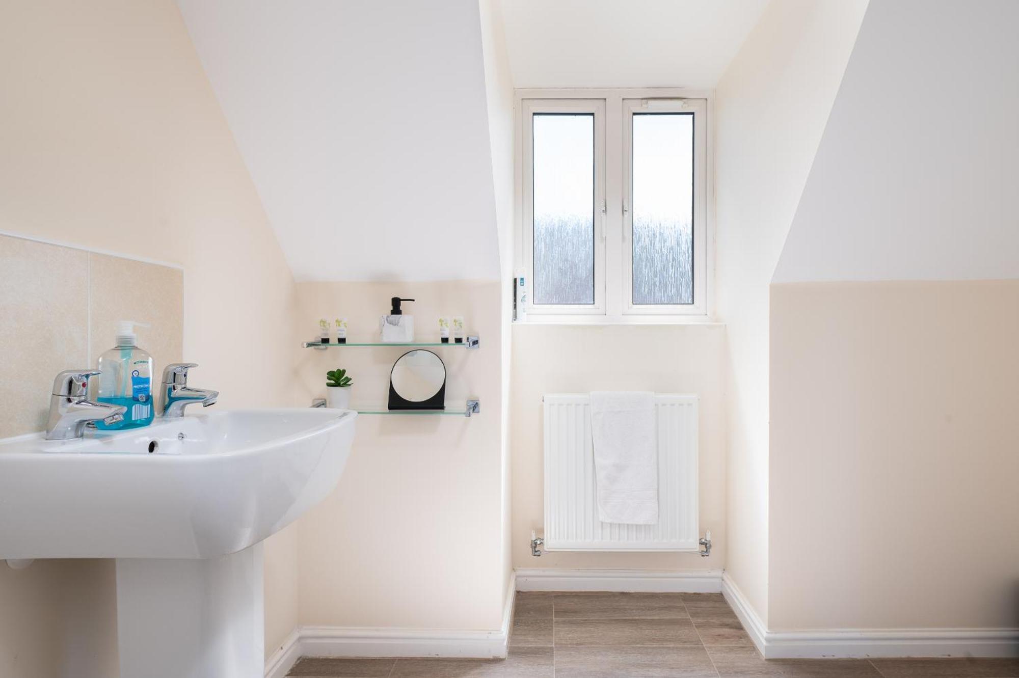 Spacious 4 Bedroom, Perfect For Contractors, Families, Private Parking Royal Wootton Bassett Eksteriør billede
