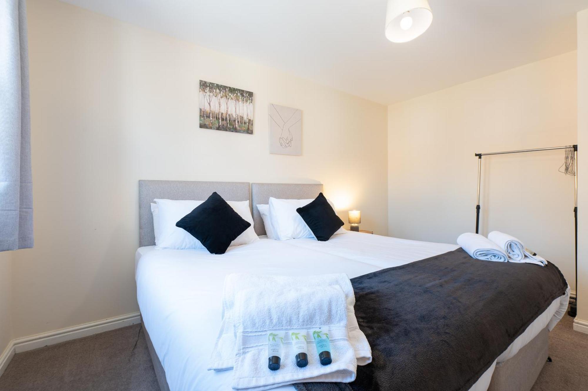 Spacious 4 Bedroom, Perfect For Contractors, Families, Private Parking Royal Wootton Bassett Eksteriør billede
