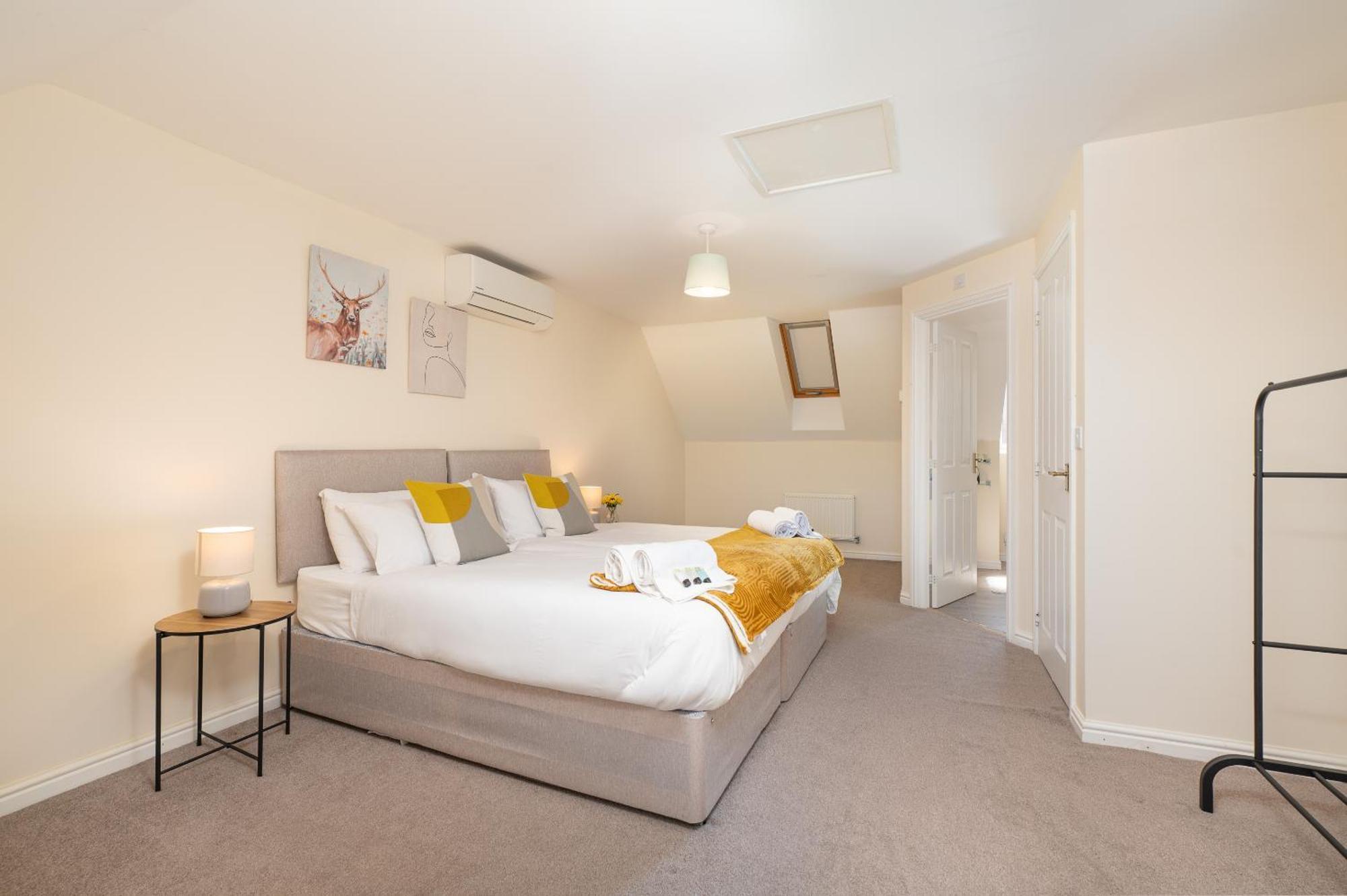 Spacious 4 Bedroom, Perfect For Contractors, Families, Private Parking Royal Wootton Bassett Eksteriør billede