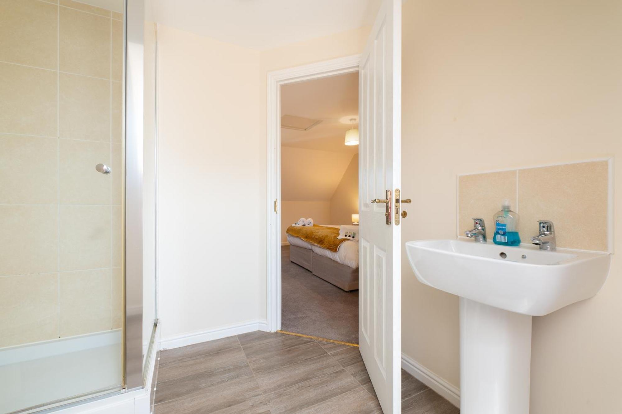 Spacious 4 Bedroom, Perfect For Contractors, Families, Private Parking Royal Wootton Bassett Eksteriør billede