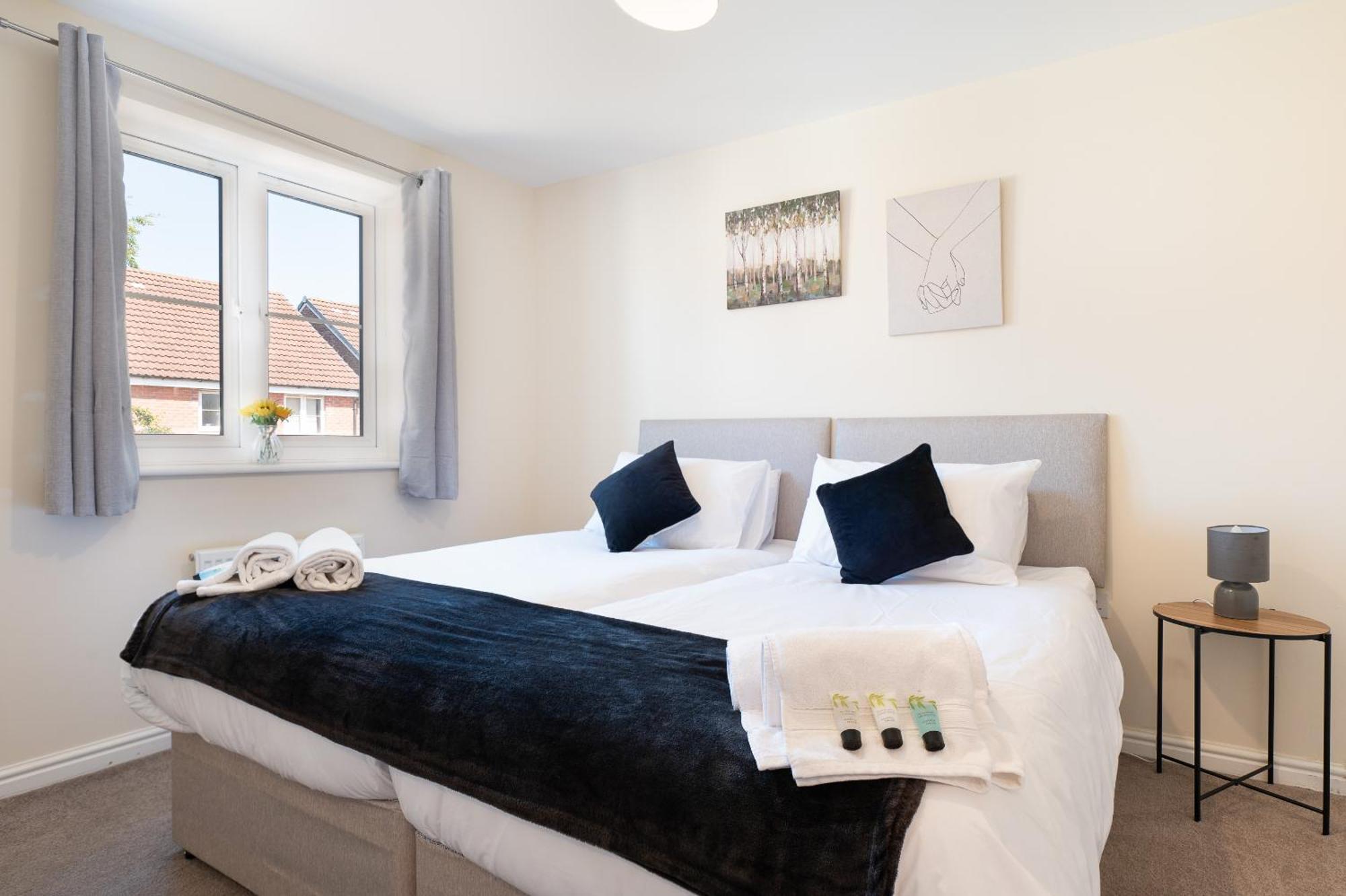 Spacious 4 Bedroom, Perfect For Contractors, Families, Private Parking Royal Wootton Bassett Eksteriør billede